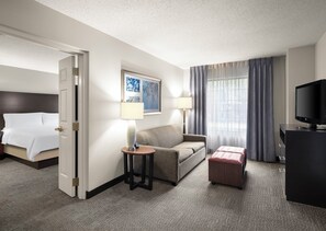Suite, 2 chambres, cuisine | Bureau, chambres insonorisées, Wi-Fi gratuit, draps fournis