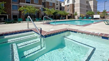 Una piscina al aire libre de temporada