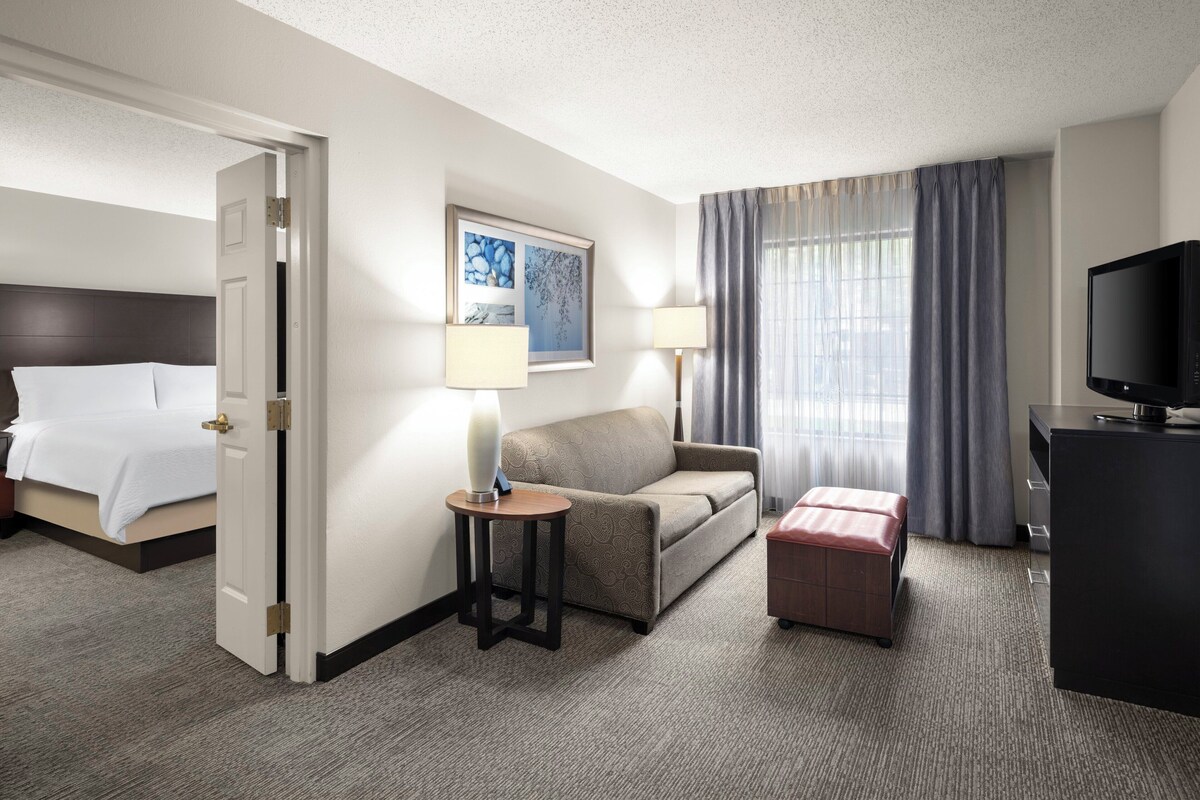 Suite, 1 Bedroom, Kitchen | Desk, soundproofing, WiFi (free), bed sheets
