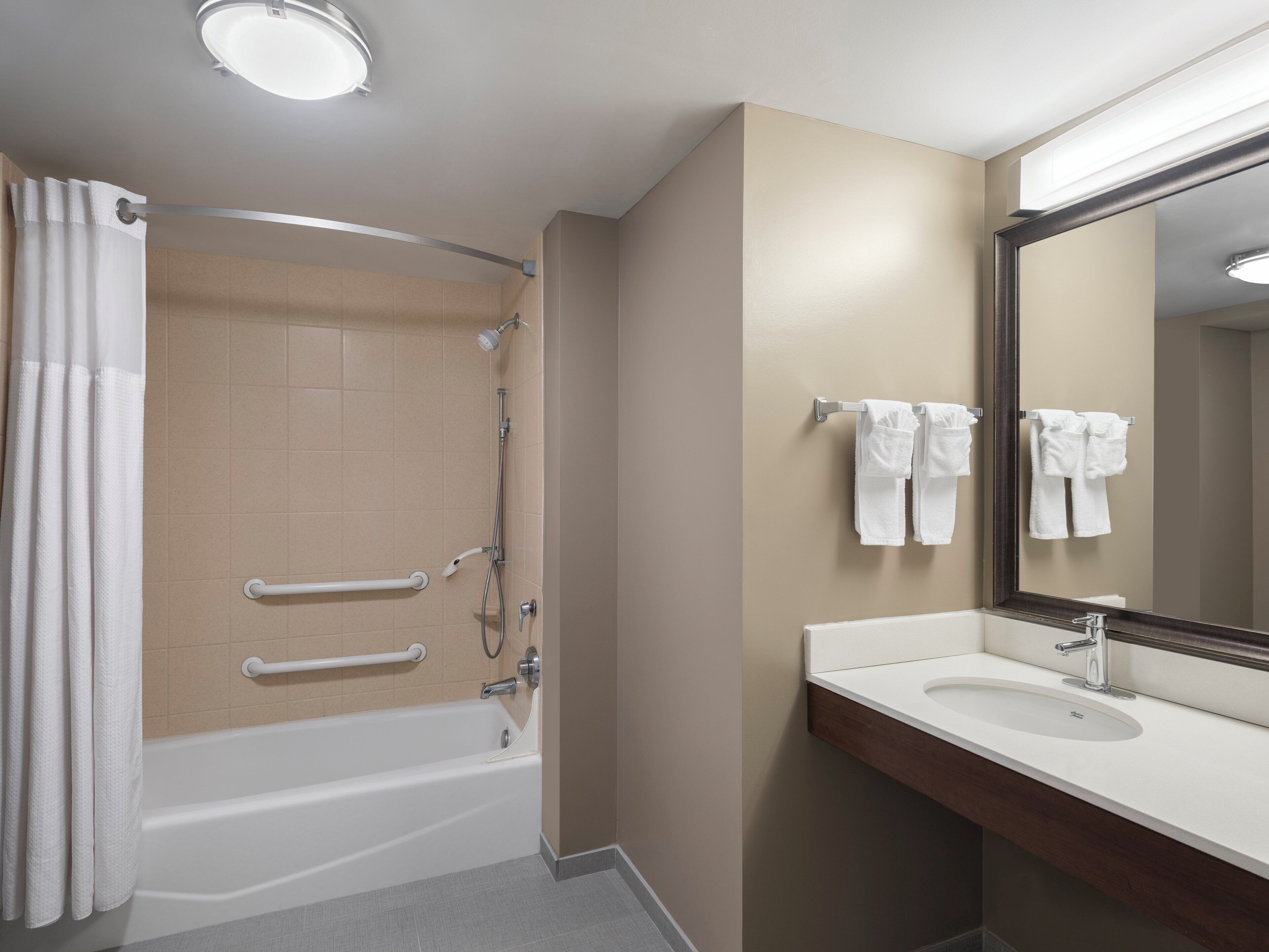 suite, 1 bedroom, accessible bathtub, kitchen (communications, mobility) | 1 bedroom, desk, soundproofing, free wifi