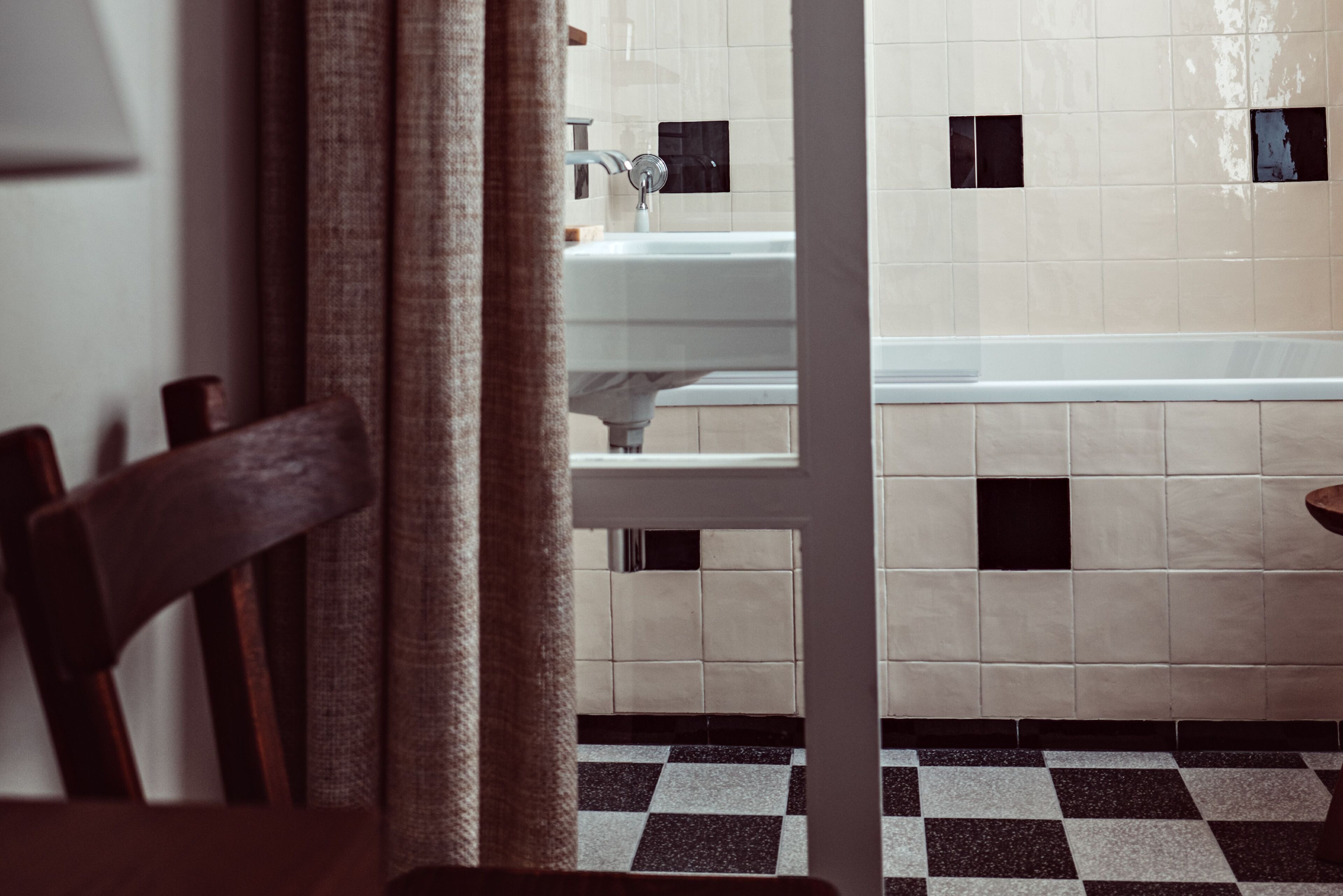 superior room | bathroom | combined shower/bathtub, hair dryer, slippers, towels