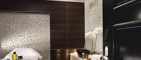 Couples treatment rooms, body treatments, facials