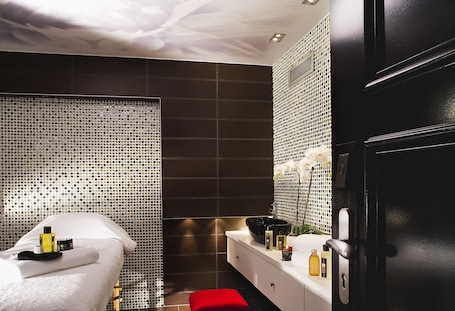 Couples treatment rooms, body treatments, facials