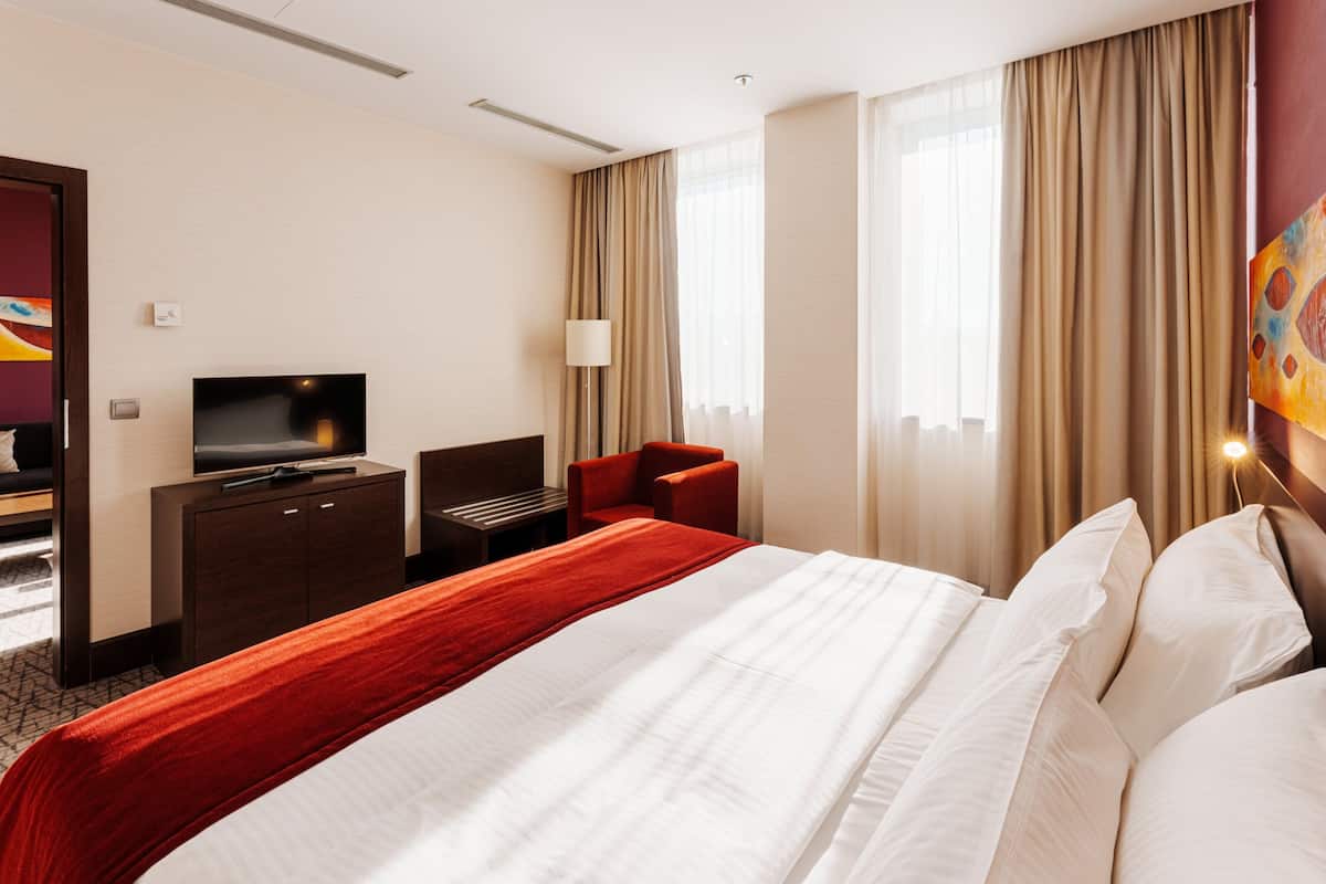 suite, 1 king bed with sofa bed | 1 bedroom, minibar, in-room safe, desk