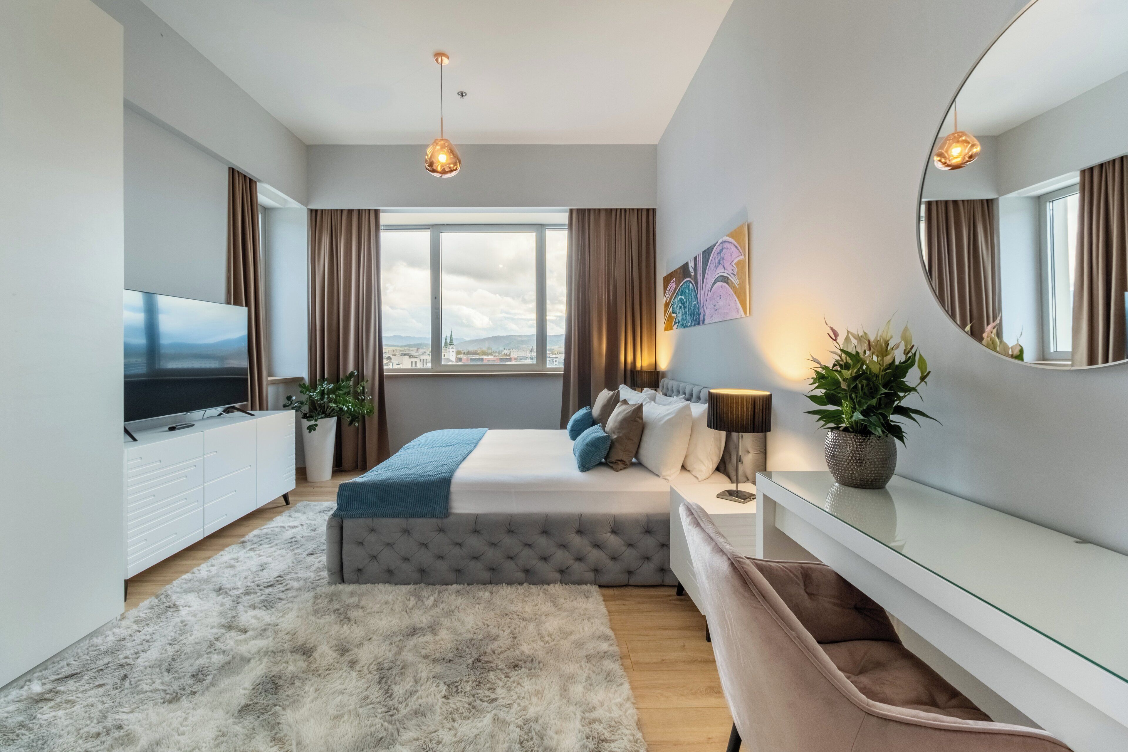 Minibar, caja fuerte, escritorio y cortinas opacas