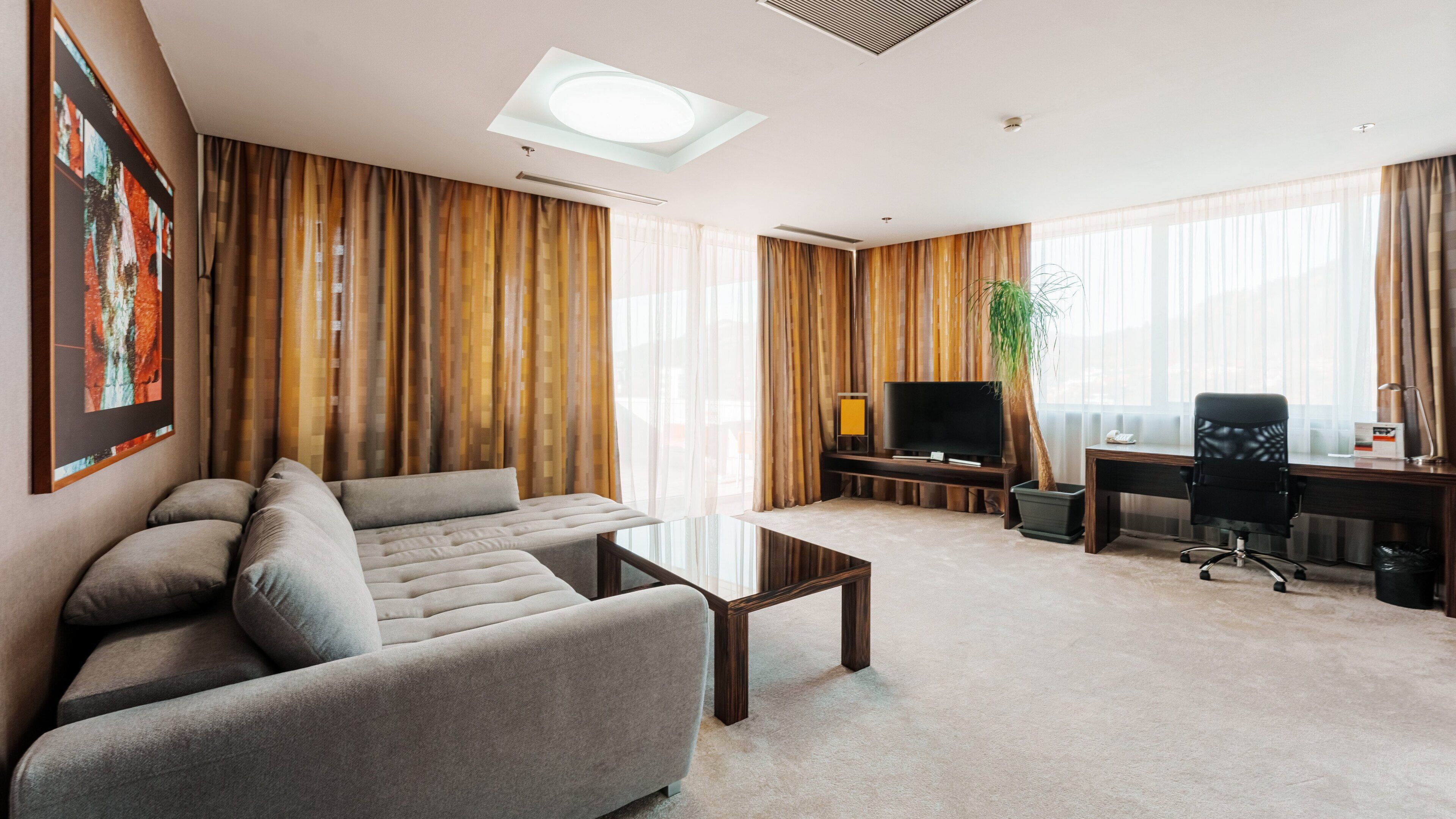 Minibar, safe på rommet, skrivebord og blendingsgardiner