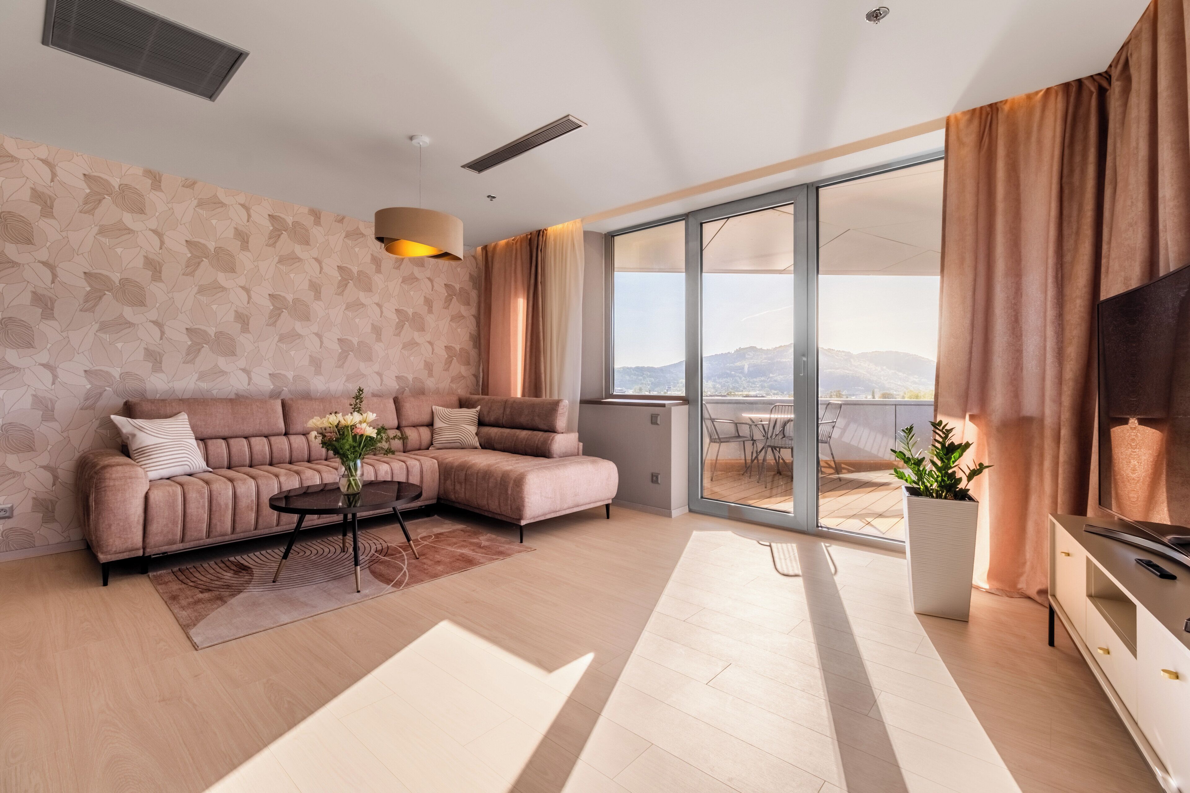 Suite, 1 très grand lit et 1 canapé-lit, vue ville | Minibar, coffres-forts dans les chambres, bureau, rideaux occultants