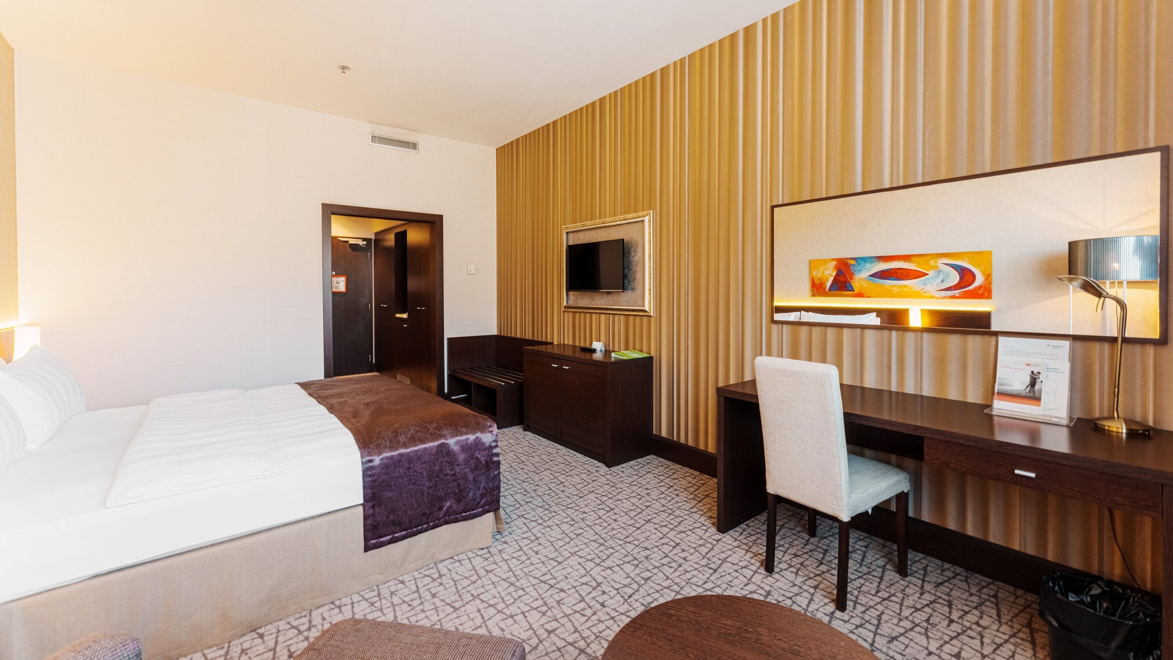 standard room, 1 king bed, mountain view | 1 bedroom, minibar, in-room safe, desk