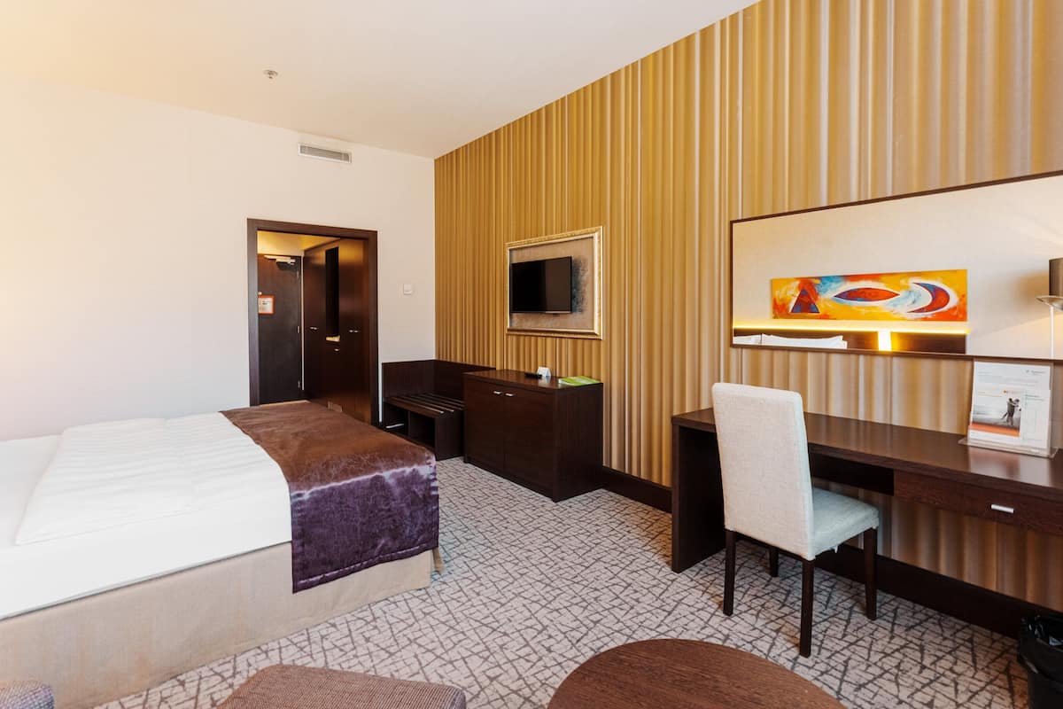 standard room, 1 king bed, mountain view | 1 bedroom, minibar, in-room safe, desk