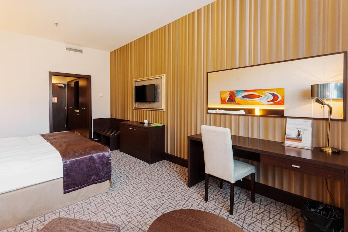 Standard Room, 1 King Bed, Mountain View | Minibar, in-room safe, desk, blackout drapes