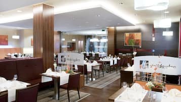 Desayuno buffet diario (EUR 17.00 por persona)