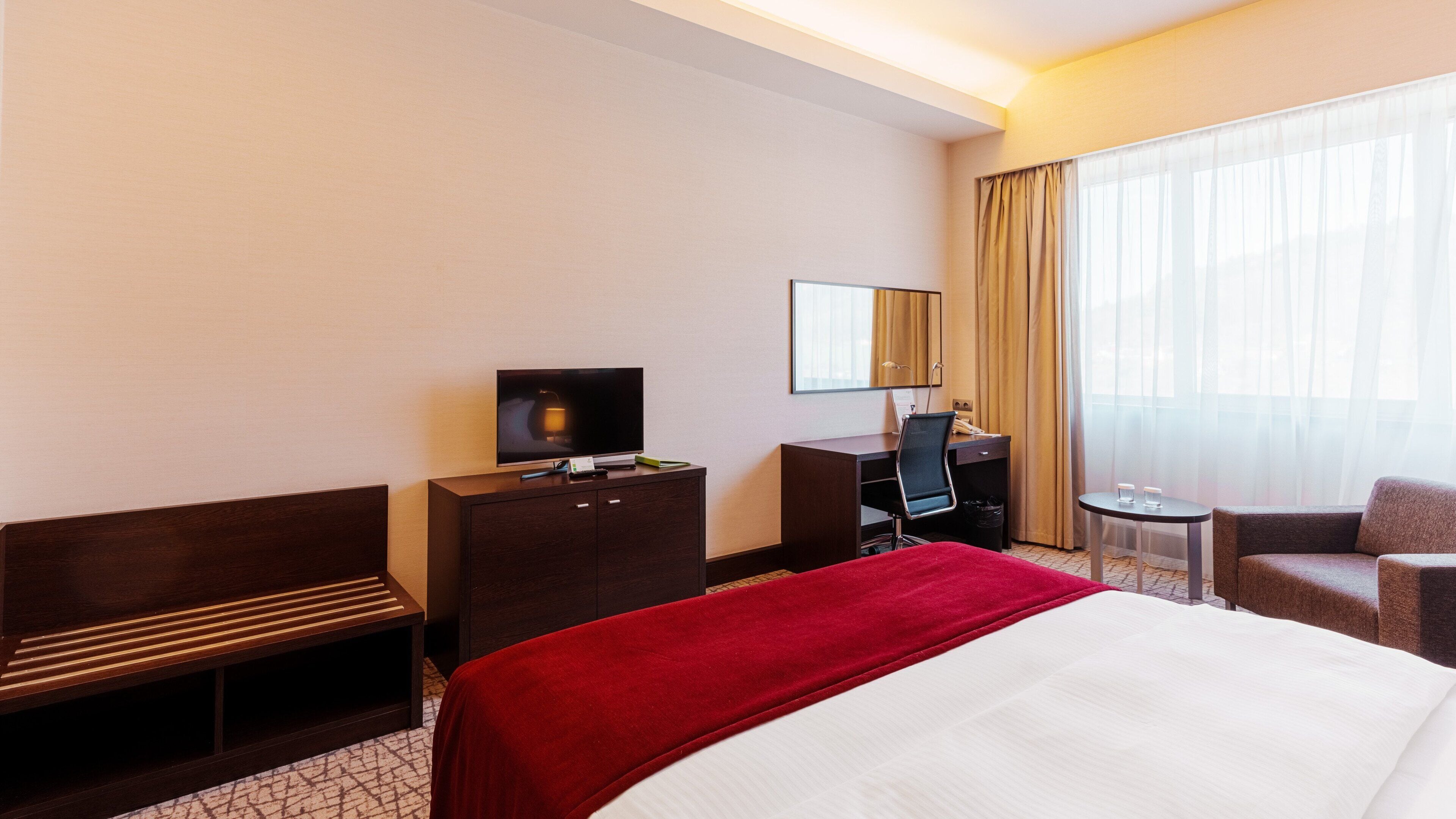 Rom – standard, 1 kingsize-seng (High Floor) | Minibar, safe på rommet, skrivebord og blendingsgardiner