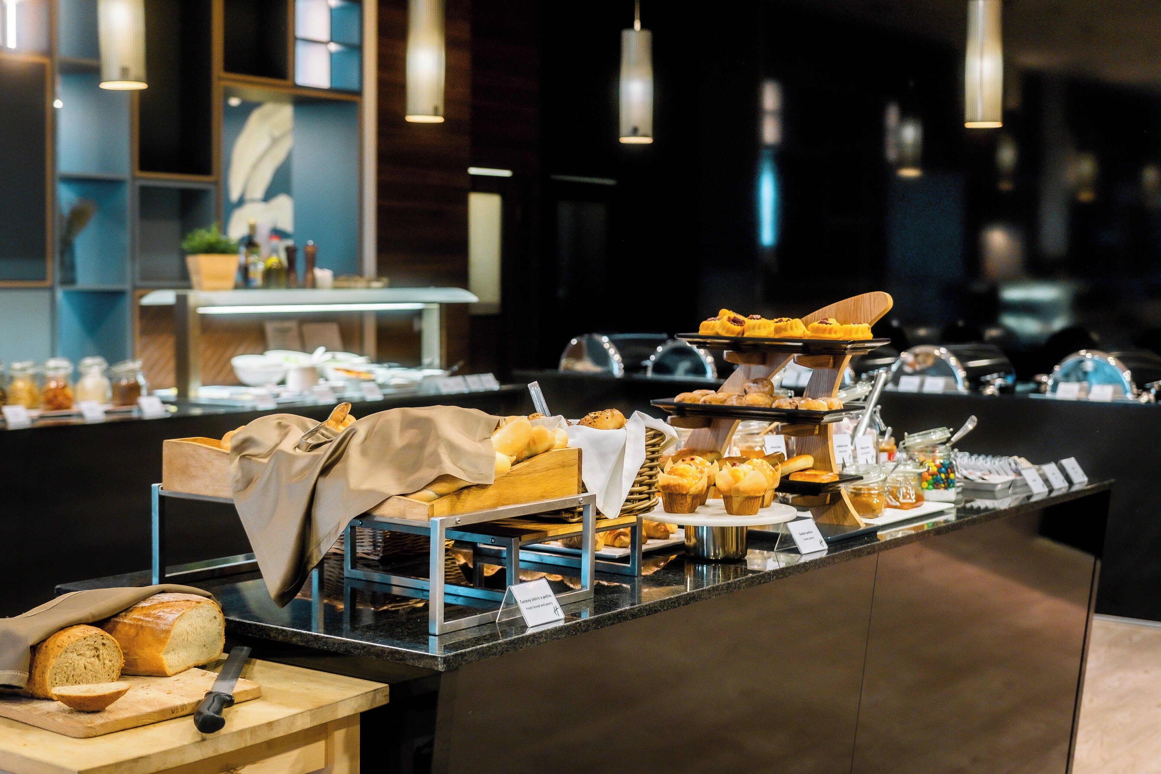 Una mesa de buffet con diversos productos de pastelería y bollería.