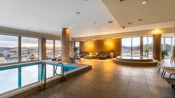 Hot tub, steam room