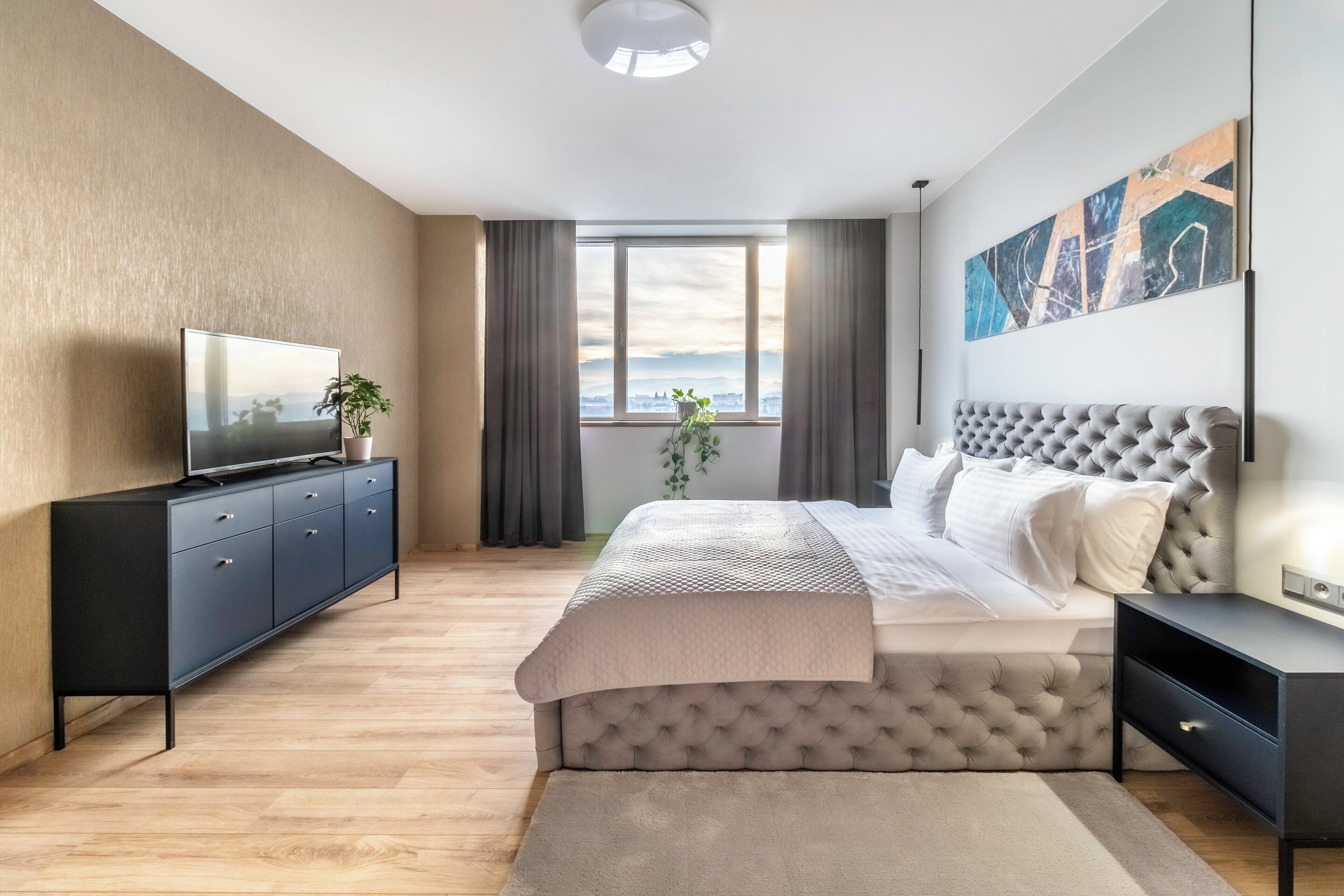 มินิบาร์, ตู้นิรภัยในห้องพัก, โต๊ะทำงาน, ผ้าม่านกันแสง