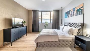 Frigobar, cofres nos quartos, escrivaninha, cortinas blackout