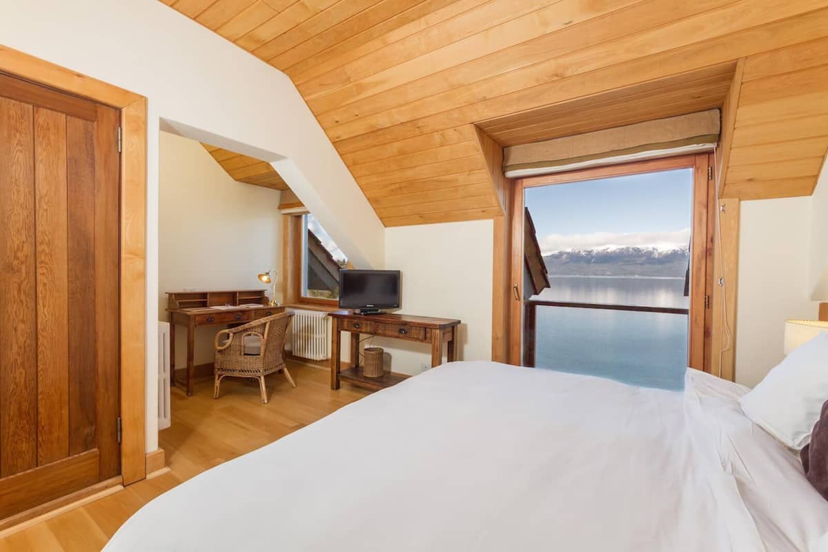 Premium bedding, down duvets, minibar, in-room safe