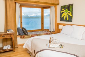 Habitación doble superior, vista al lago | Ropa de cama de alta calidad, edredón y minibar 