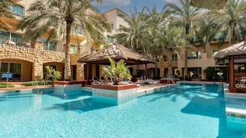 3 Außenpools, Liegestühle