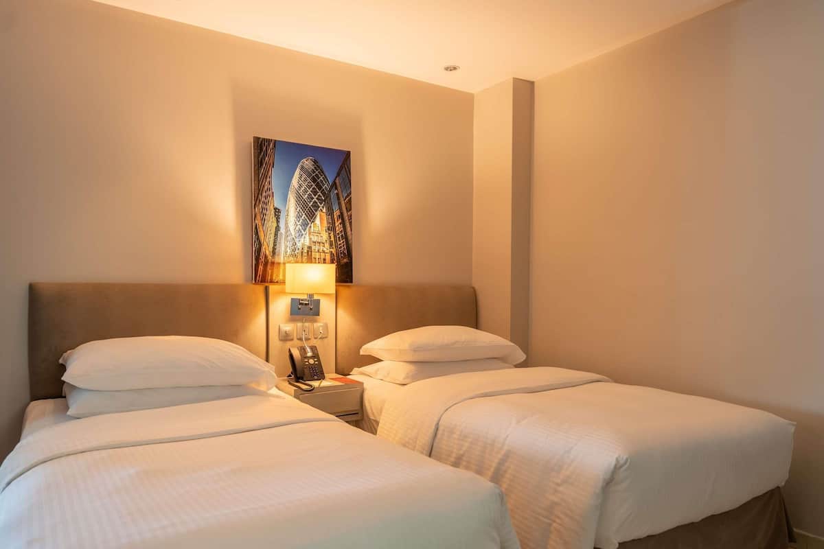 Suite, 3 habitaciones | Minibar, caja de seguridad en la habitación y escritorio