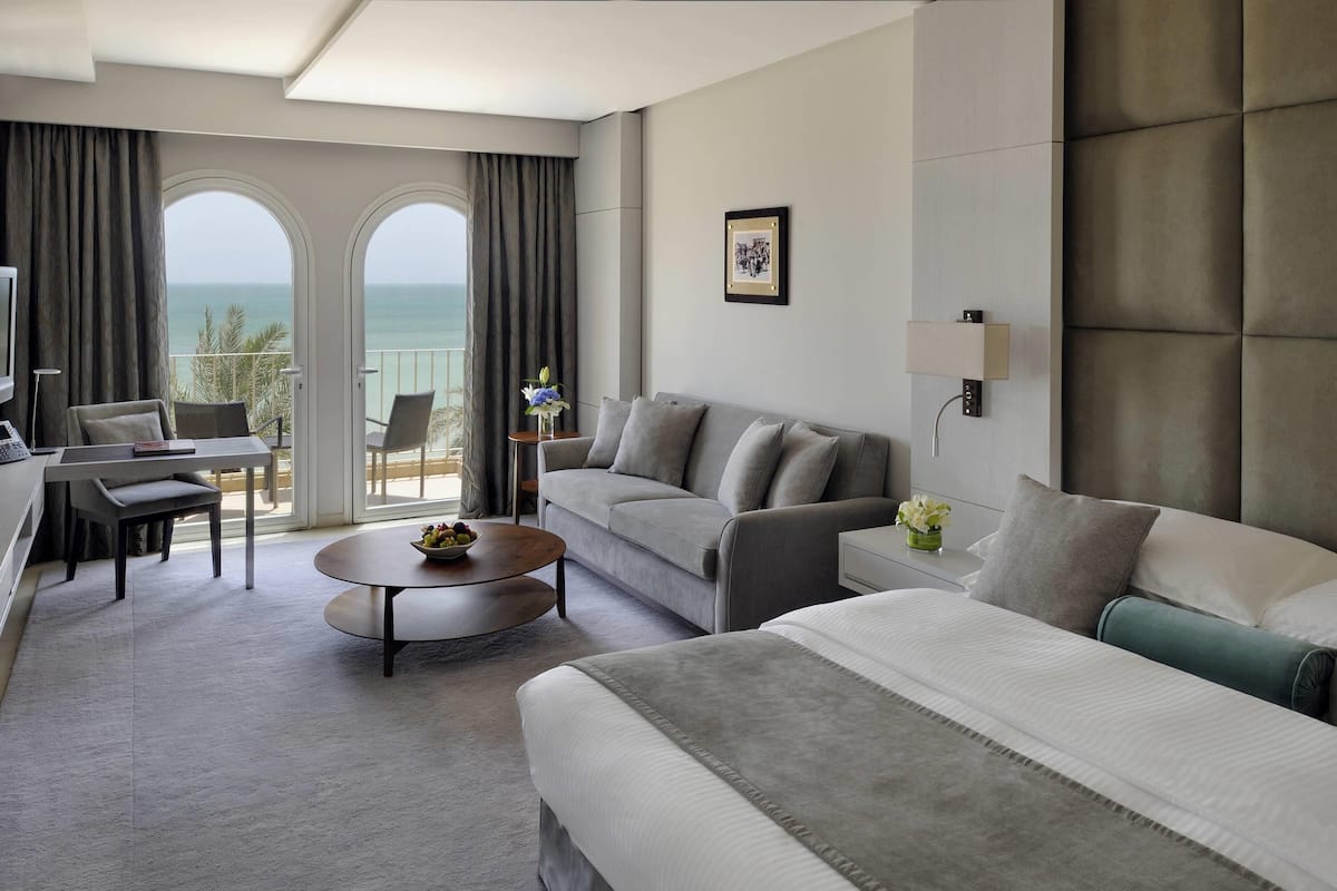 Deluxe Room, 1 King Bed | Minibar, in-room safe, desk, blackout drapes