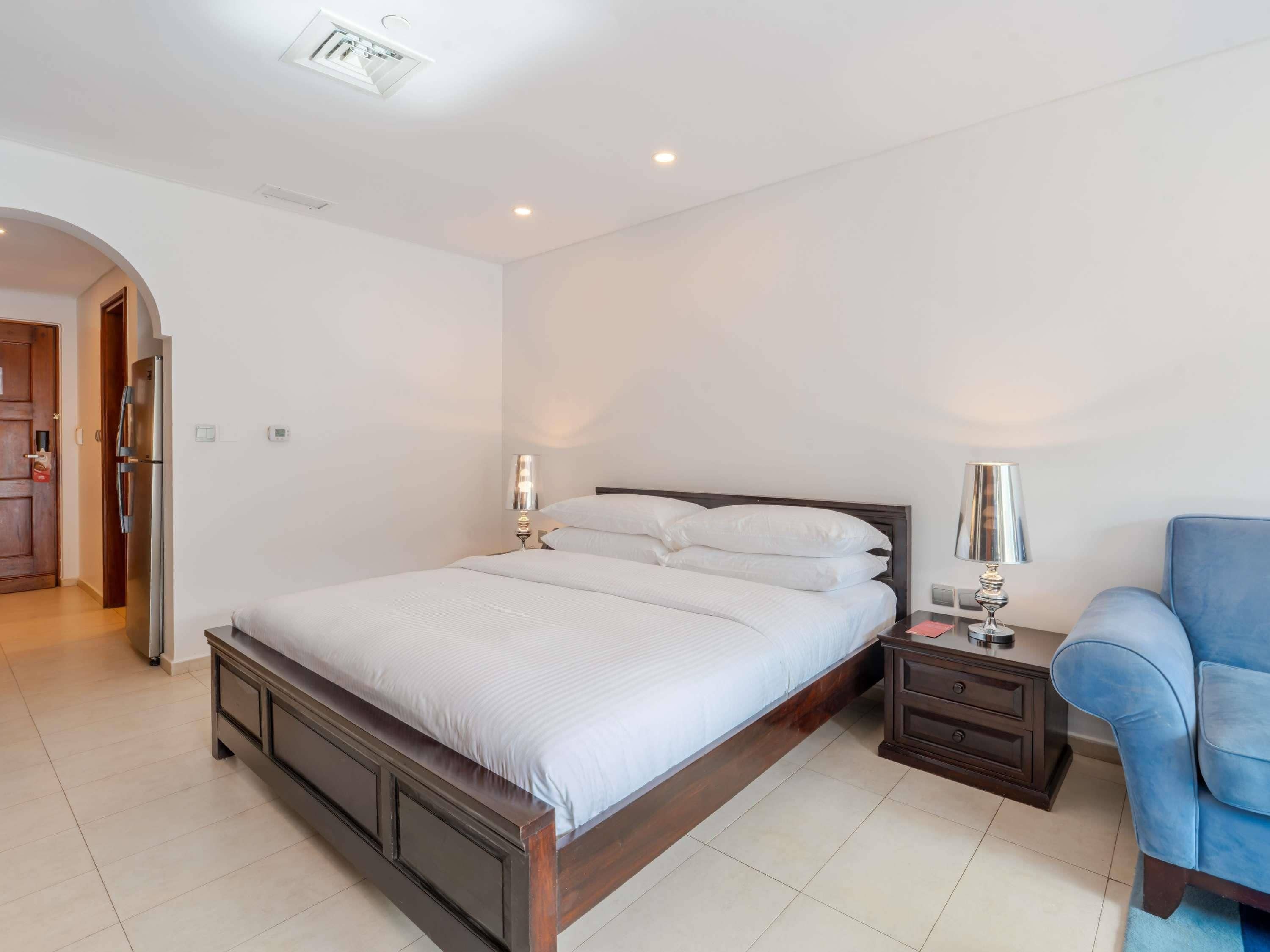Minibar, caja de seguridad en la habitación y escritorio 