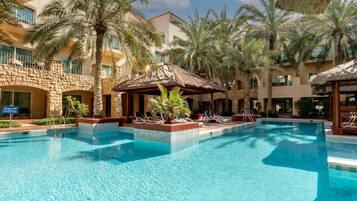 3 udendørs pools, liggestole