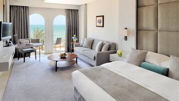 Minibar, caja de seguridad en la habitación y escritorio