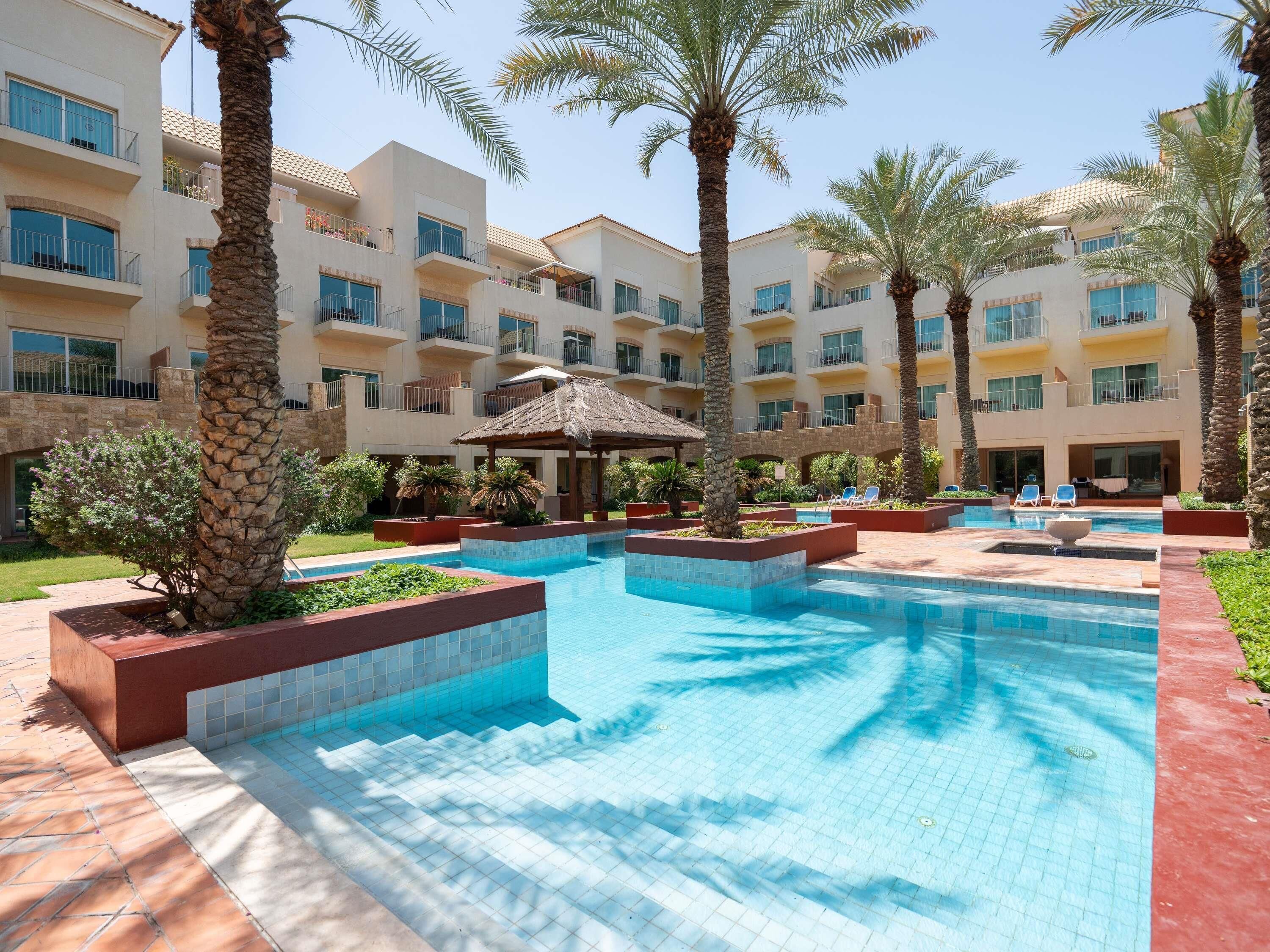 Minibar, coffres-forts dans les chambres, bureau, rideaux occultants