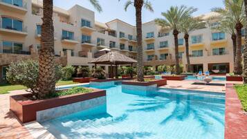 Minibar, coffres-forts dans les chambres, bureau, rideaux occultants