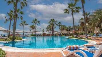 3 outdoor pools, pool loungers