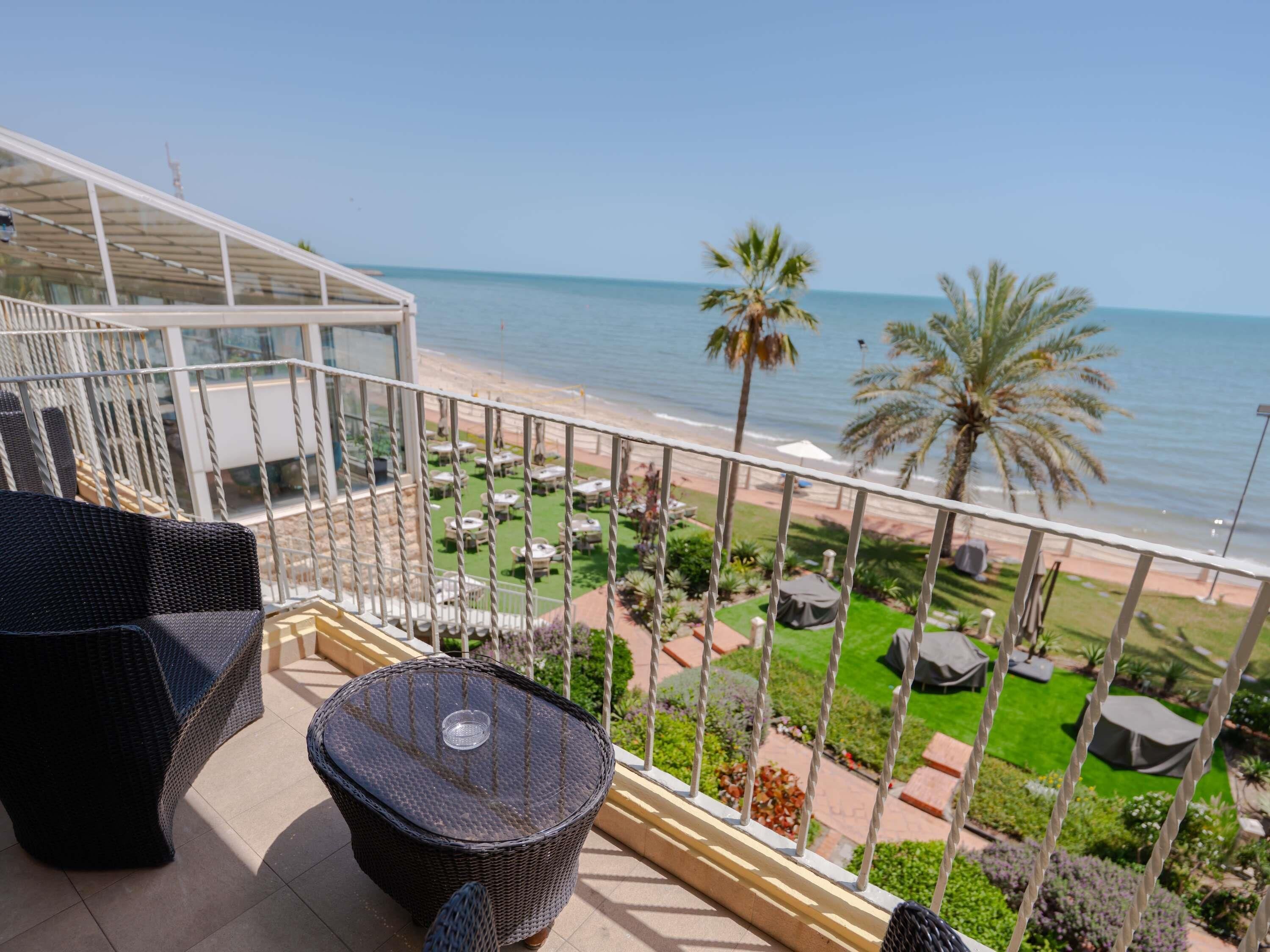 Minibar, caja de seguridad en la habitación y escritorio 