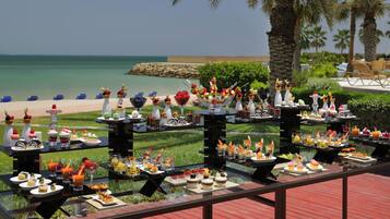 2 restaurants; lunch, dinner, and brunch served