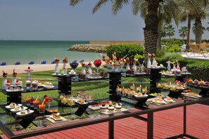 2 restaurants; lunch, dinner and brunch served  - Mövenpick Hotel & Resort Al Bida'a Kuwait (Salmiya)