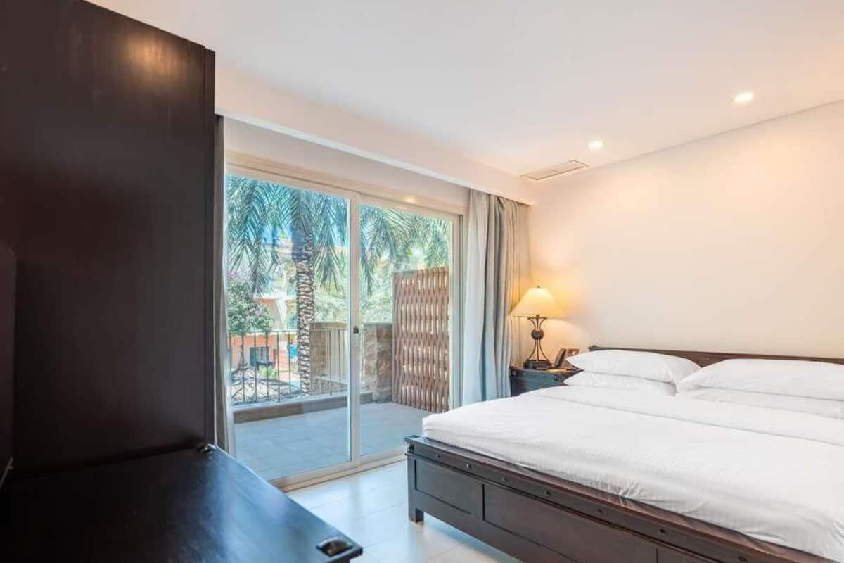 Apartment, 2 Bedrooms | Minibar, in-room safe, desk, blackout drapes