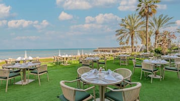 2 restaurantes; se sirven almuerzos