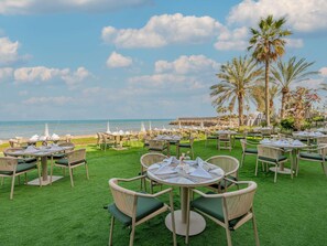 2 restaurantes, se sirve almuerzo 