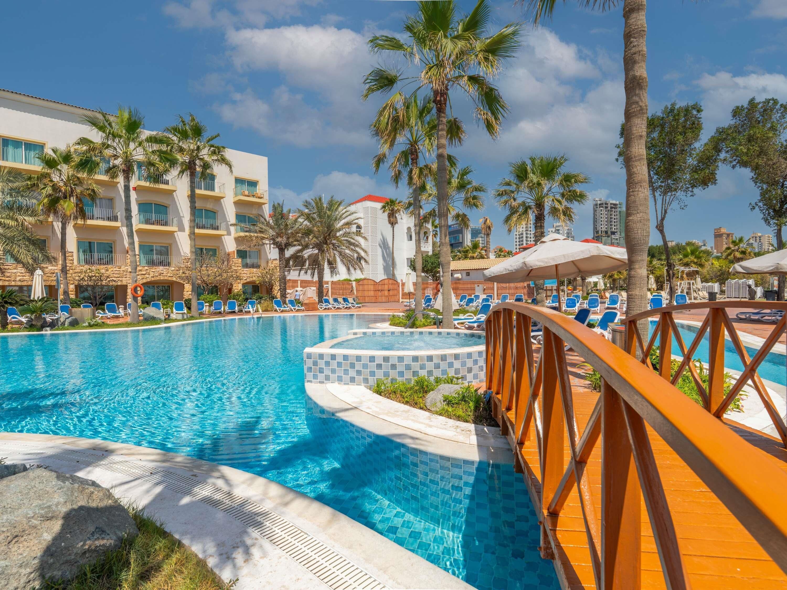 3 piscinas al aire libre, tumbonas