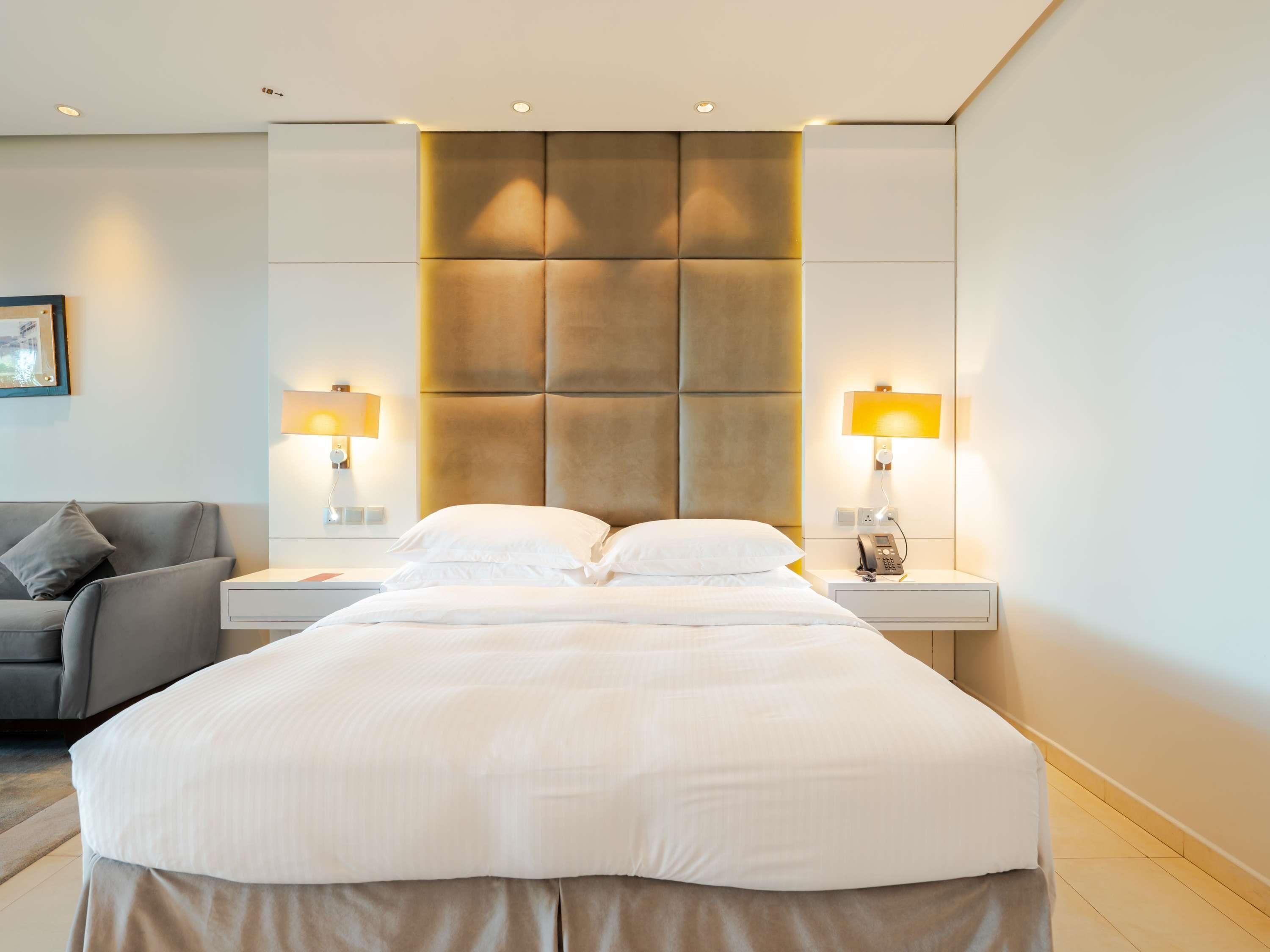 Minibar, caja de seguridad en la habitación y escritorio 