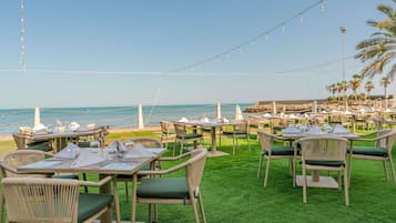 2 restaurants; lunch, dinner, and brunch served