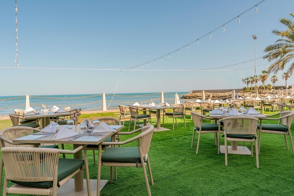 2 restaurants; lunch, dinner, and brunch served