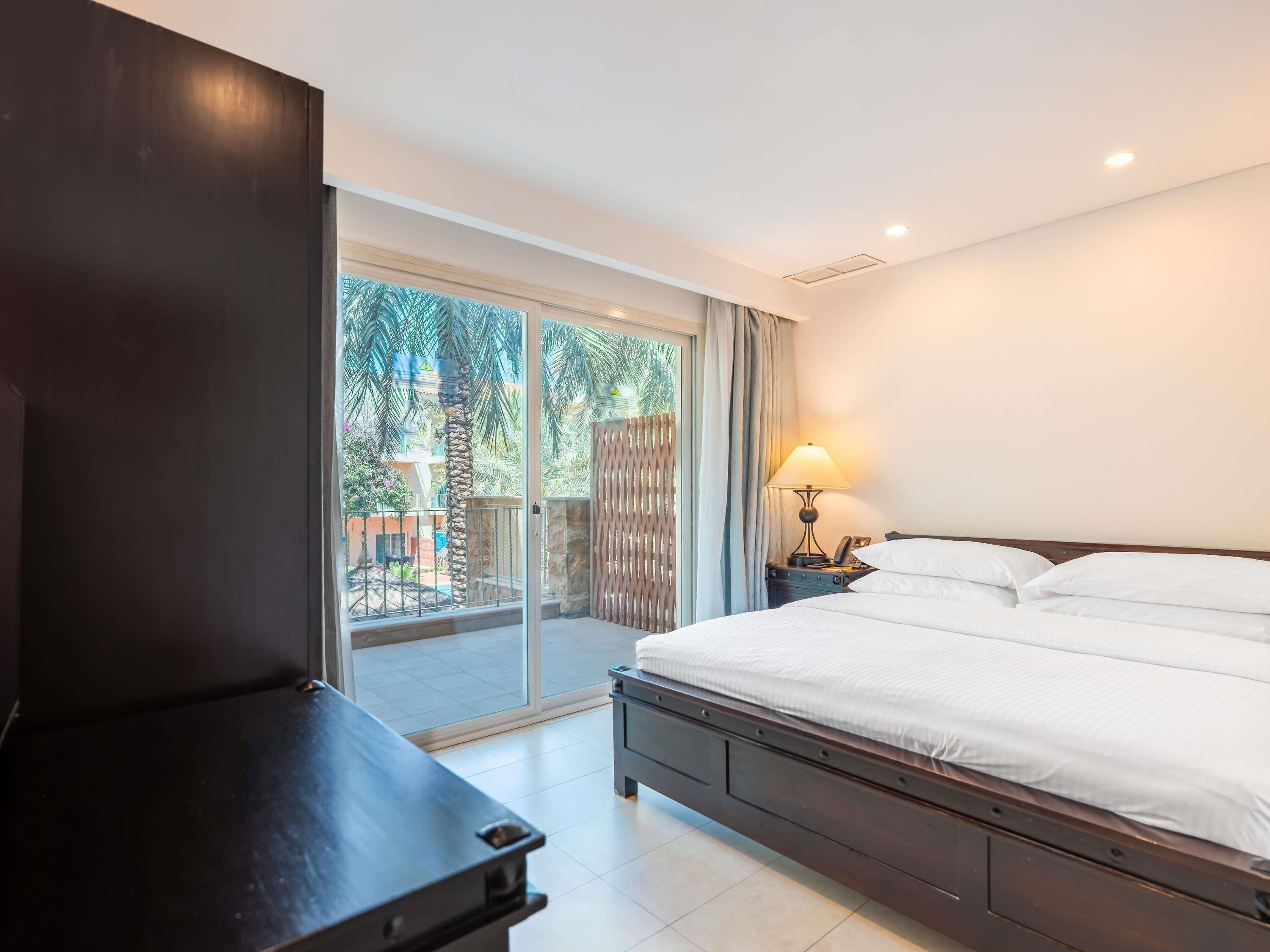 Minibar, caja de seguridad en la habitación y escritorio 