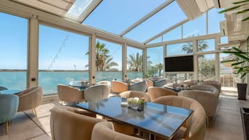 2 restaurants, lunch served