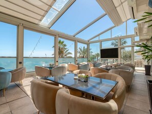 2 restaurantes, se sirve almuerzo 