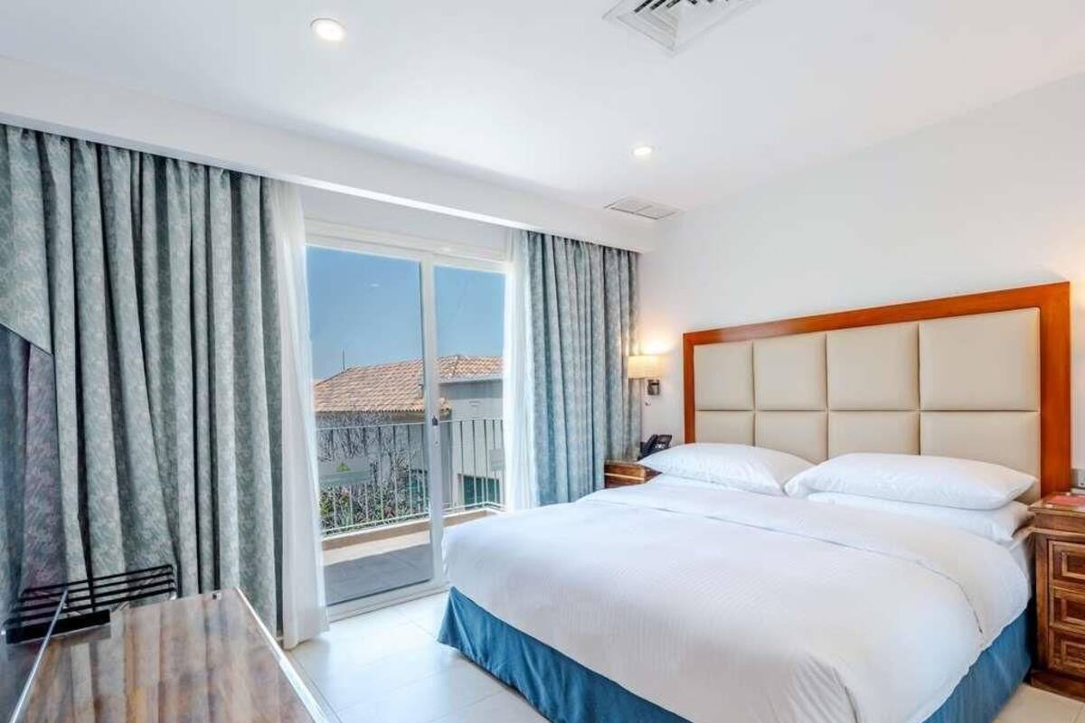 Phòng, 3 phòng ngủ | Minibar, két bảo mật tại phòng, bàn, màn/rèm cản sáng 