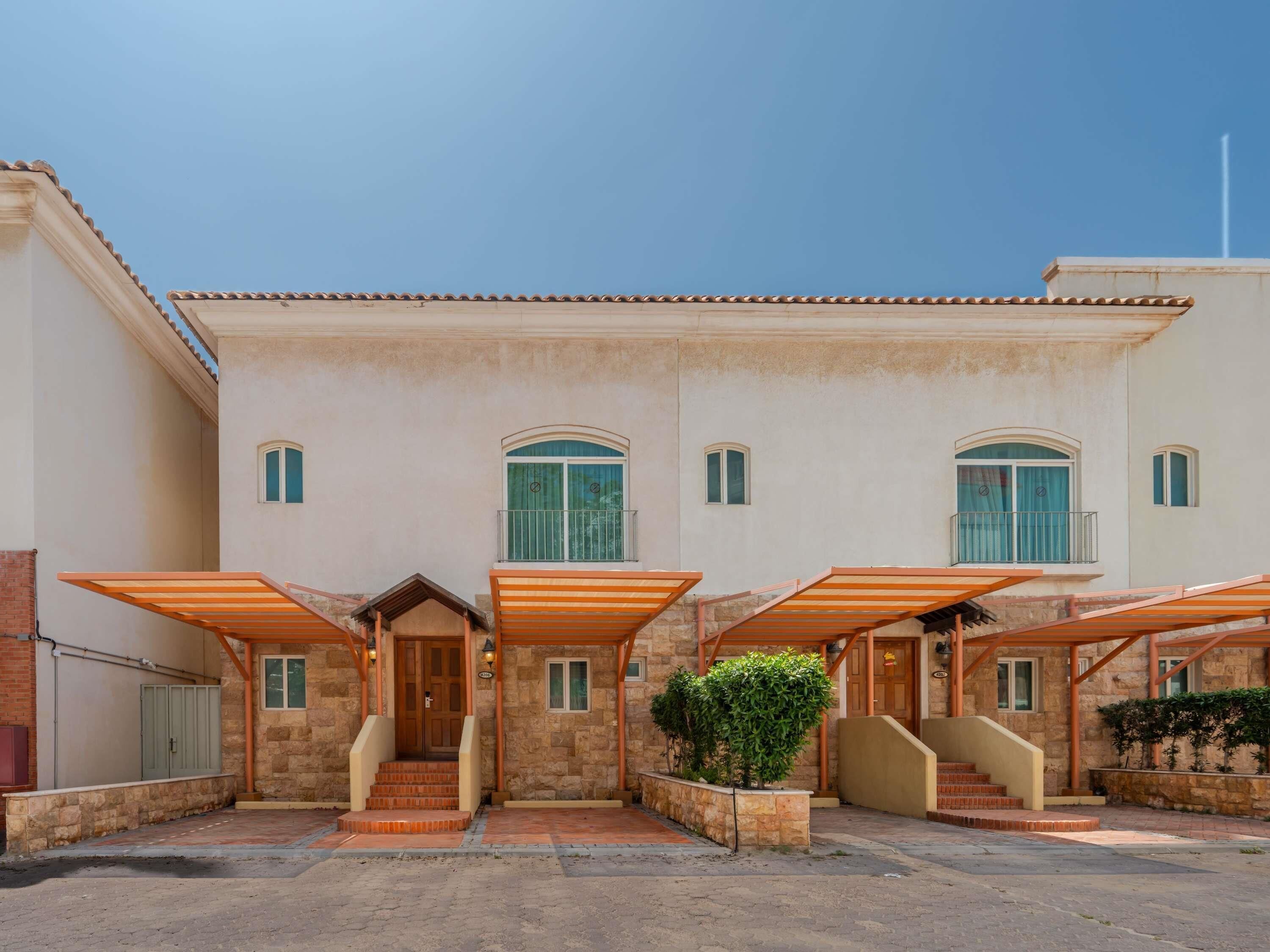 Minibar, caja de seguridad en la habitación y escritorio 
