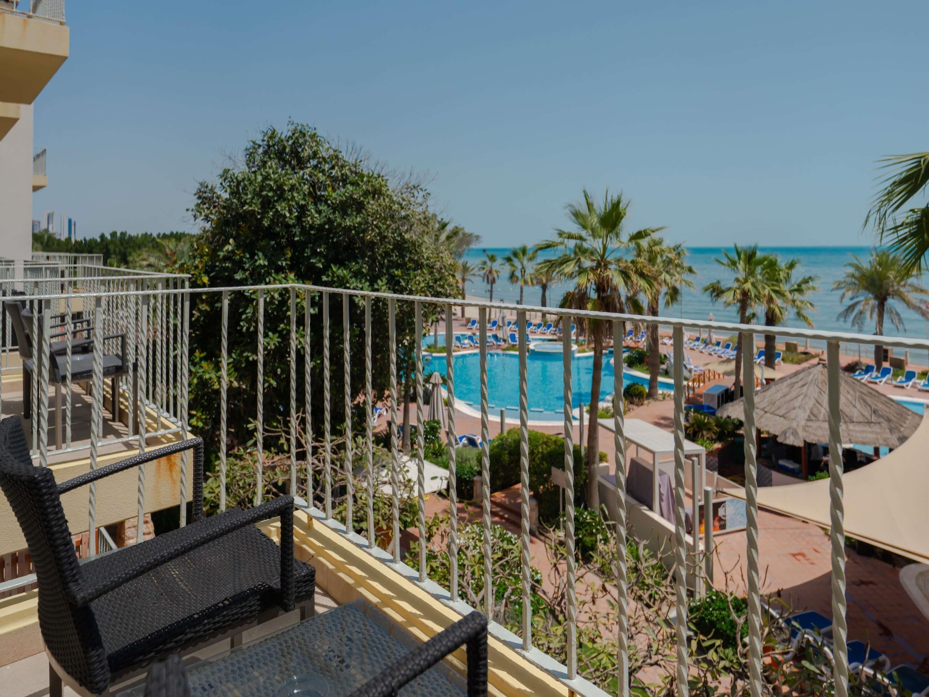 Minibar, caja de seguridad en la habitación y escritorio 