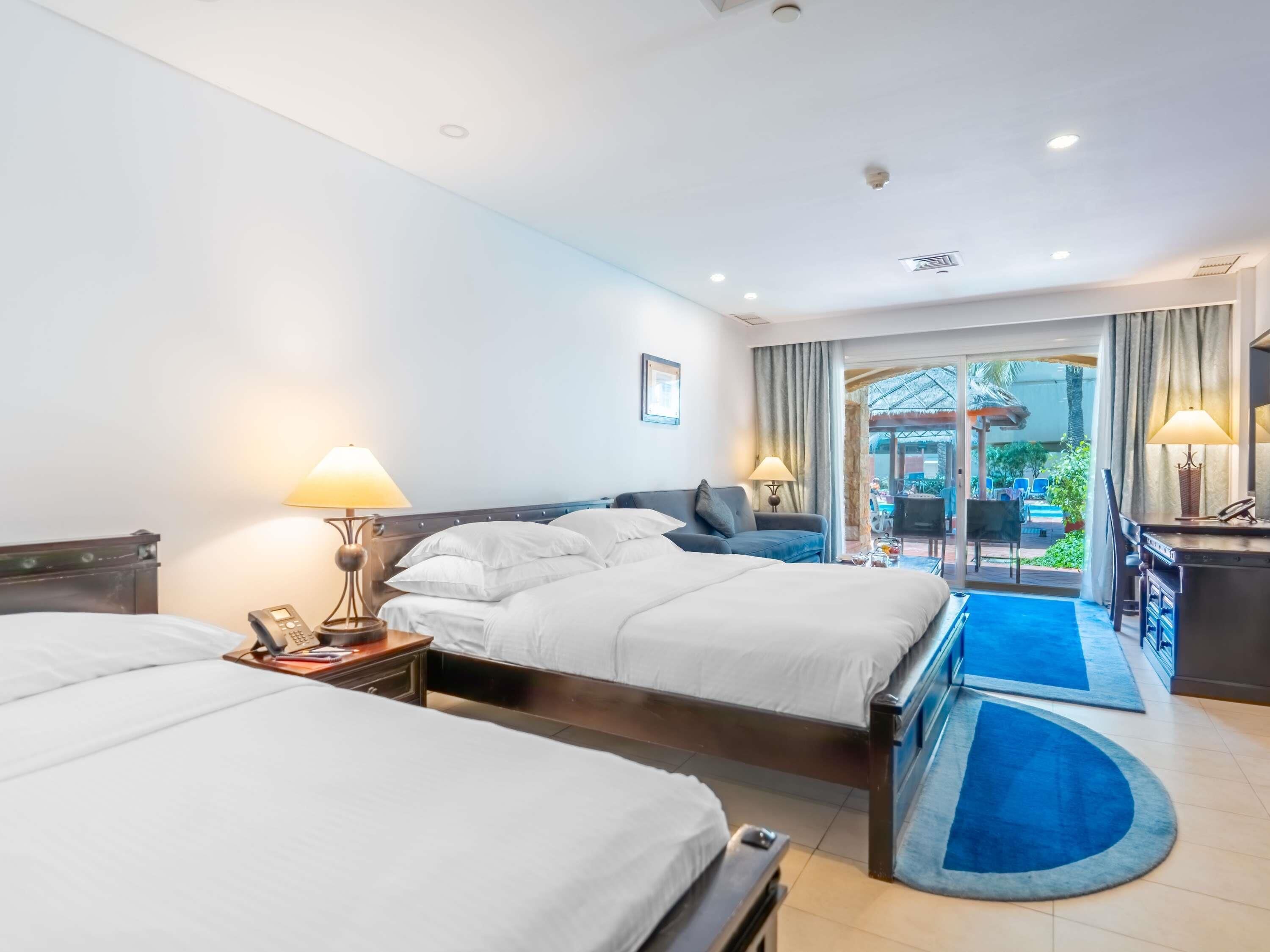 Minibar, caja de seguridad en la habitación y escritorio 