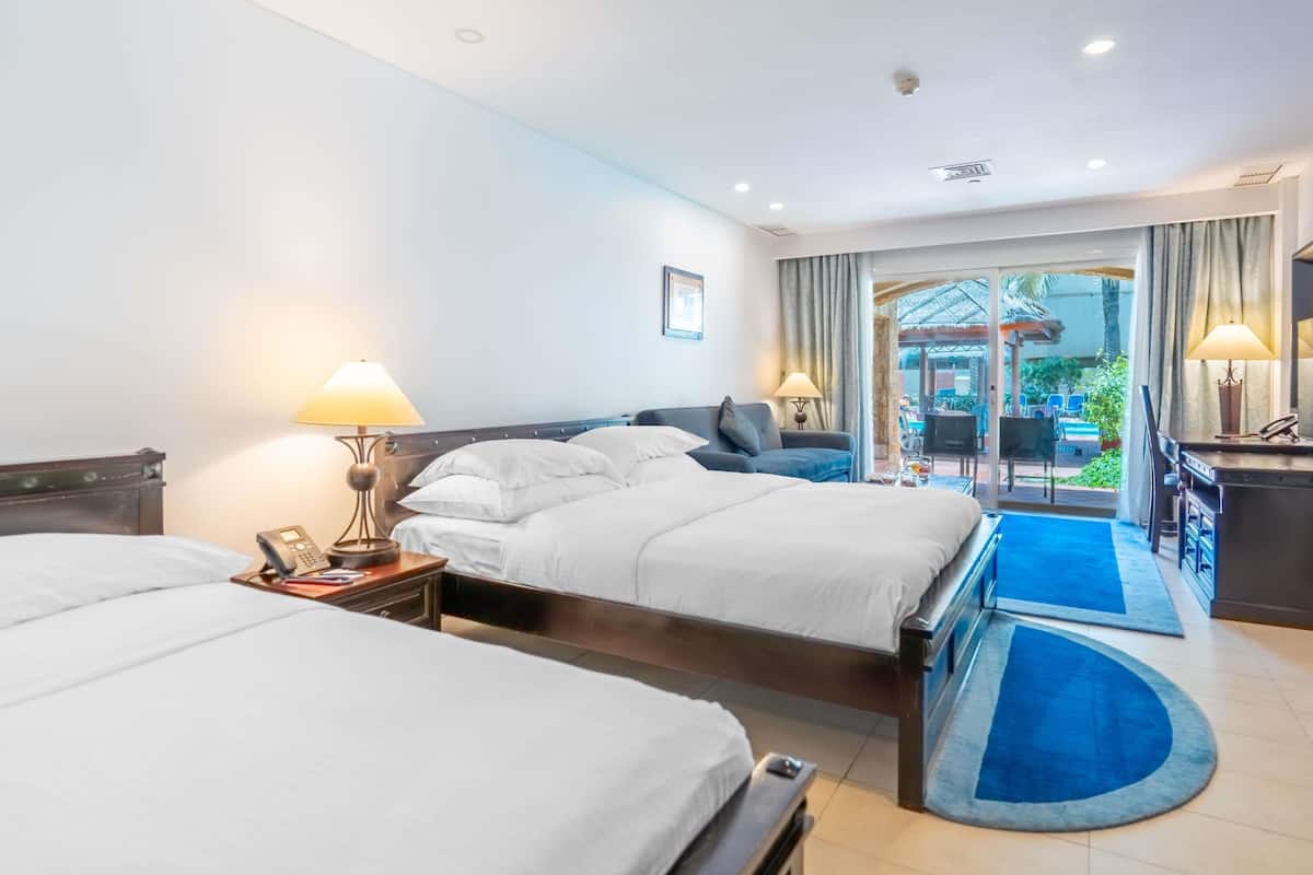 Familjerum - flera sängar | Minibar, värdeförvaringsskåp på rummet och skrivbord