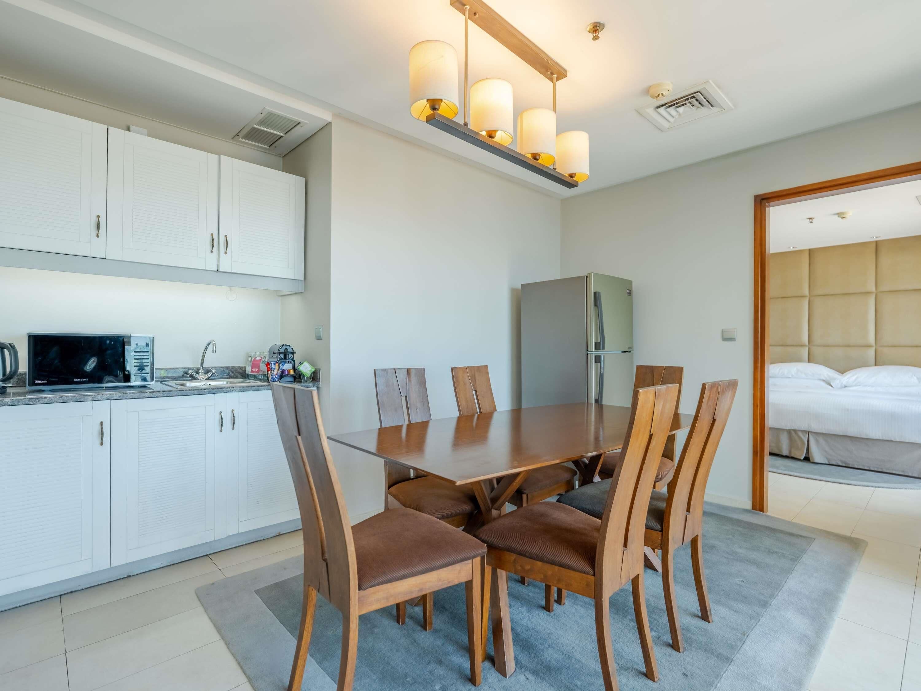 Minibar, caja de seguridad en la habitación y escritorio 